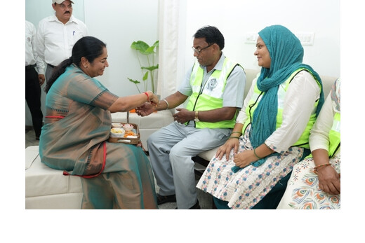 सीएम रेखा गुप्ता ने सफाईकर्मियों संग मनाया रक्षाबंधन, स्वच्छ दिल्ली का लिया संकल्प